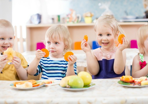 dzieci w przedszkolu jedzą owoce