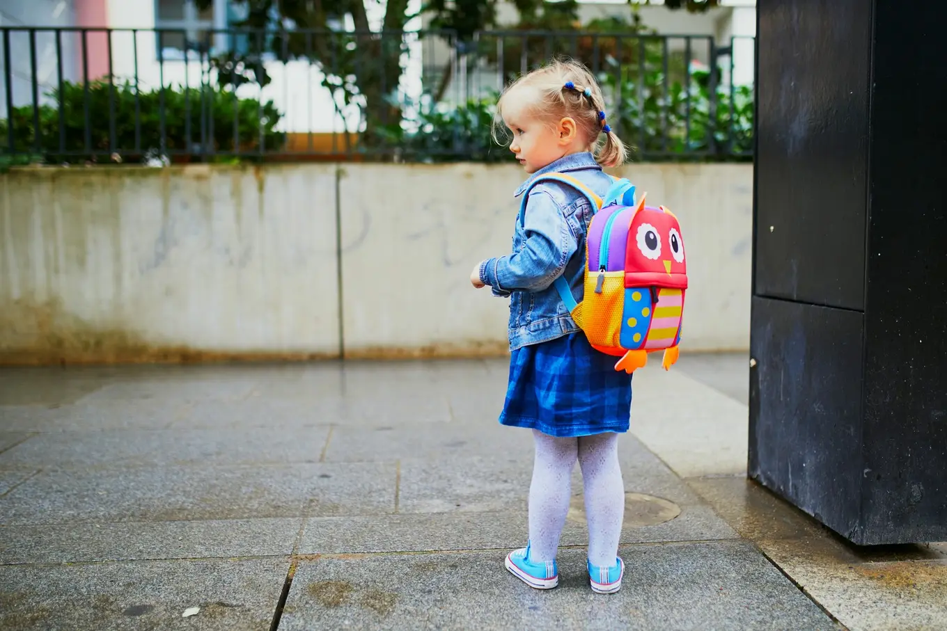 dziewczynka z kolorowym plecakiem