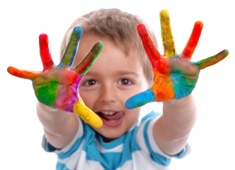 chłopiec z pomalowanymi kolorowymi dłońmi