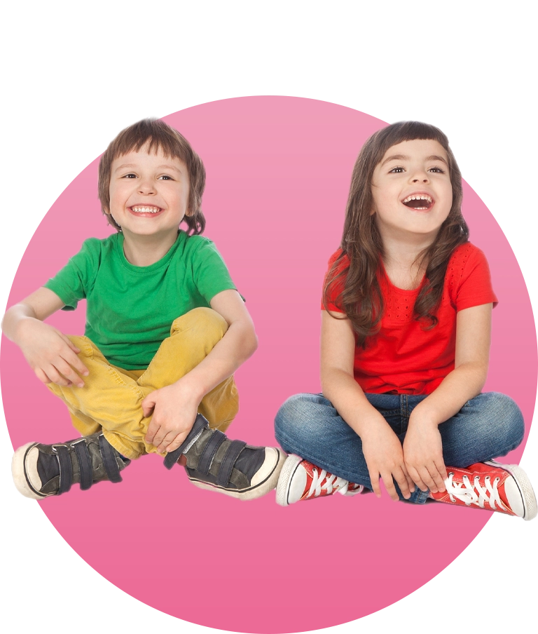 przedszkolaki dwoje dzieci uśmiechniętych siedzących skrzyżnie