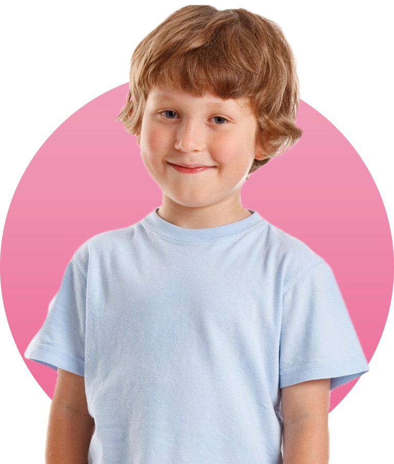 przedszkolak uśmiechnięty rudy chłopiec