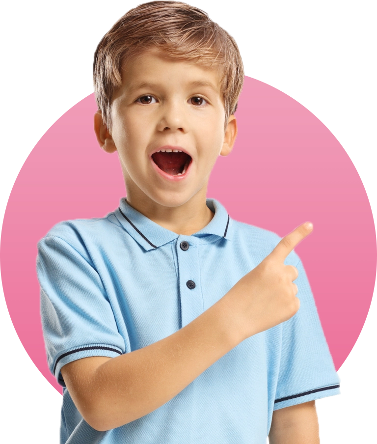 przedszkolak chłopiec wskazujący palcem